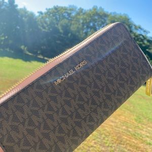 FLASH SALE💕 Michael Kors Wallet 💕